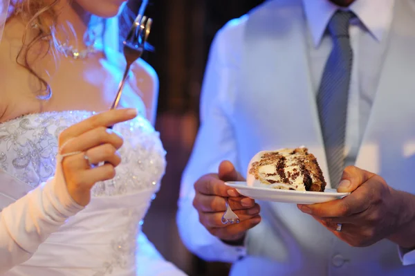 Novia y novio comiendo pastel —  Fotos de Stock