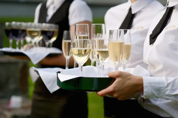 Camarera con plato de copas de champán —  Fotos de Stock
