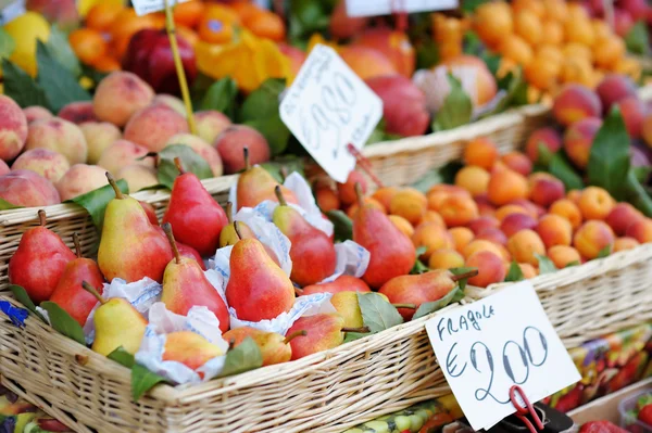 Birnen auf dem Obstmarkt — Stockfoto