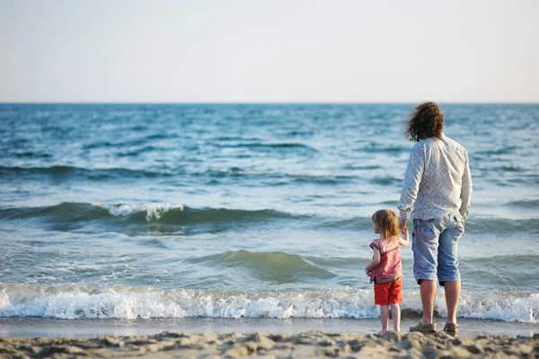Padre feliz con su hija en una playa — Foto de Stock