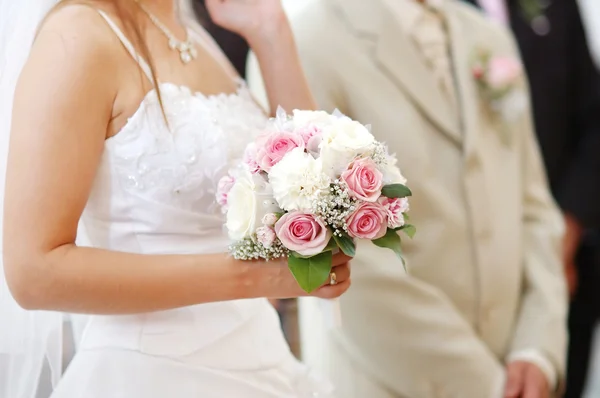 Bouquet de mariée tenant la mariée — Photo