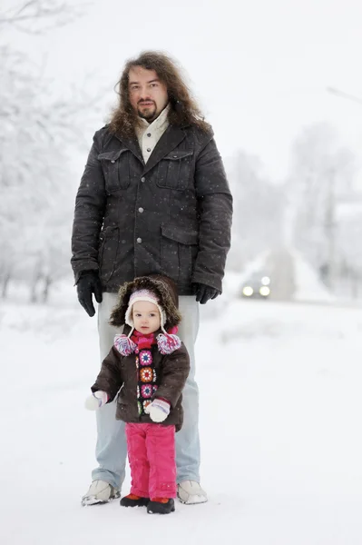 Toddler girl and her father on a winter day — Stock Photo, Image