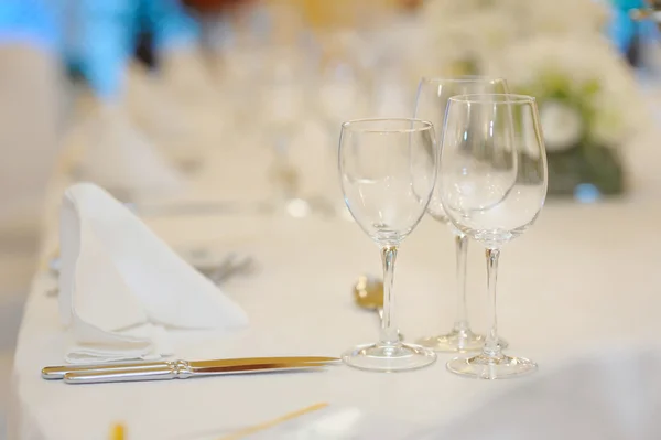 Tavola apparecchiata per una festa o una cena — Foto Stock