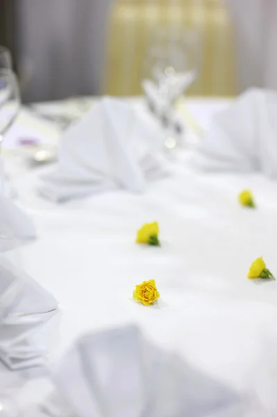 Украшение маленьких цветов на праздничном столе — стоковое фото