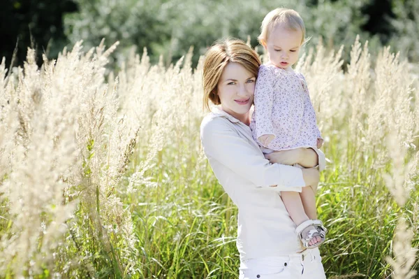 Jonge moeder en haar peuter meisje — Stockfoto