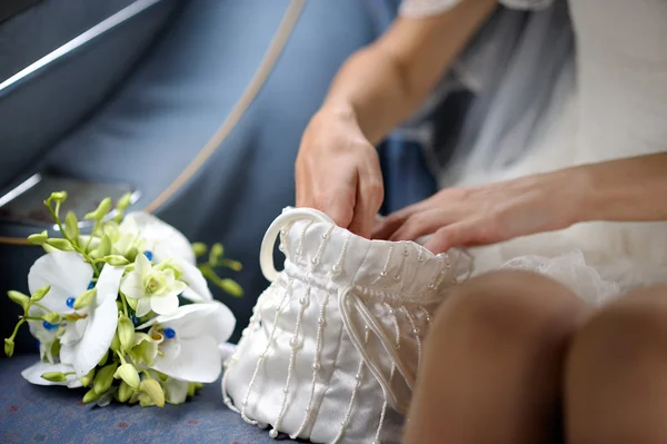 Weiße Hochzeitshandtasche — Stockfoto