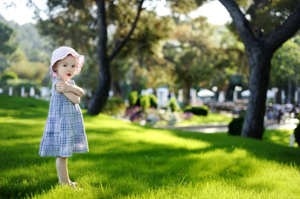 Entzückendes Kleinkind Mädchen in blauem Kleid — Stockfoto