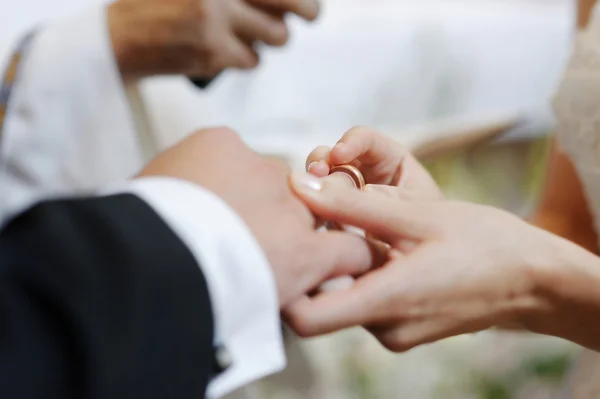 Mariée mettre une bague sur le doigt du marié — Photo