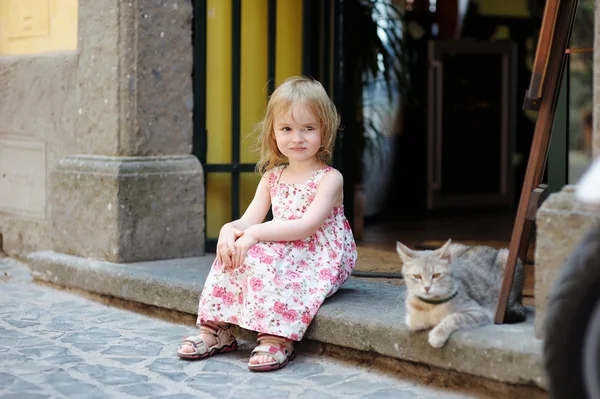 Bedårande glad liten tjej och en katt — Stockfoto