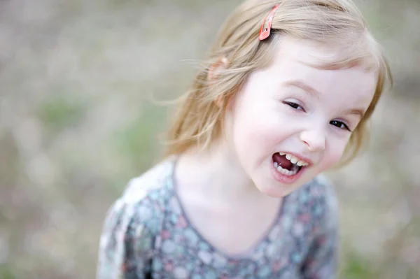 Adorable portrait de jeune fille en plein air — Photo