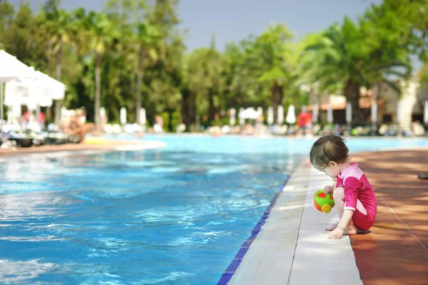 Menina bonito jogando na piscina — Fotografia de Stock