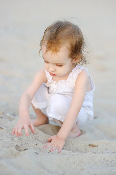 Menina adorável jogando na praia — Fotografia de Stock