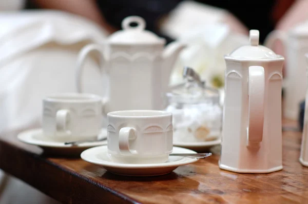 Weiße Tassen und Teekannen-Set — Stockfoto