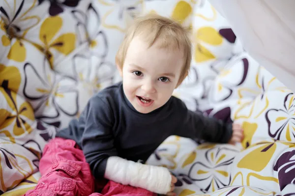 Pequena menina com mão enfaixada — Fotografia de Stock