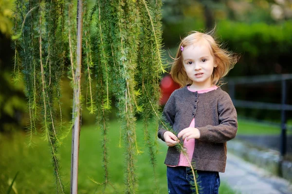 Roztomilá malá holka portrét venku — Stock fotografie