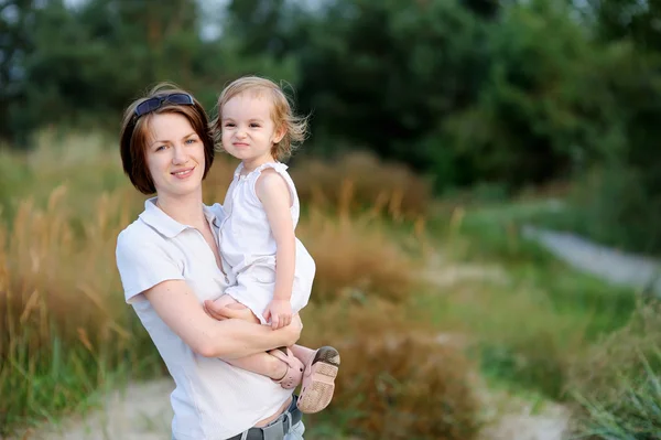 Liten flicka och hennes mamma — Stockfoto