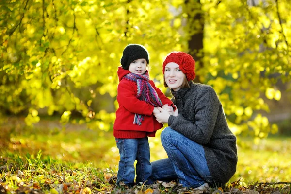 Giovane madre e la sua bambina in autunno — Foto Stock