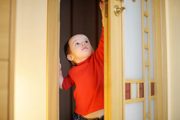 Menina tentando abrir uma porta — Fotografia de Stock