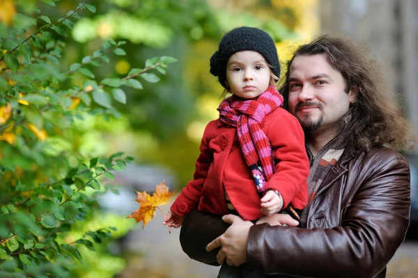 年轻的父亲和他蹒跚学步的女孩在秋天 — 图库照片
