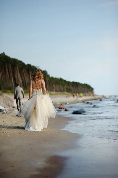 Невеста идет вдоль морского побережья — стоковое фото
