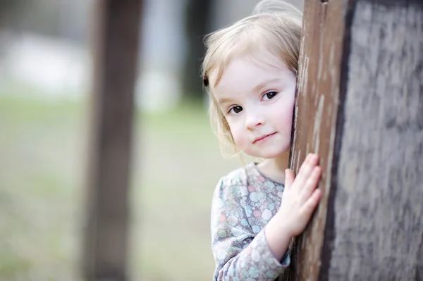 Schattig peuter meisje portret buitenshuis — Stockfoto