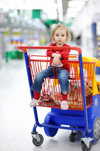Imádnivaló kisgyermek ül a bevásárlókosár — Stock Fotó