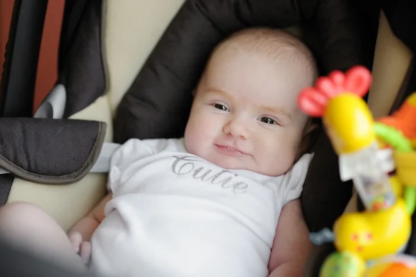 Lilla två månader gammal bebis i en bilbarnstol — Stockfoto