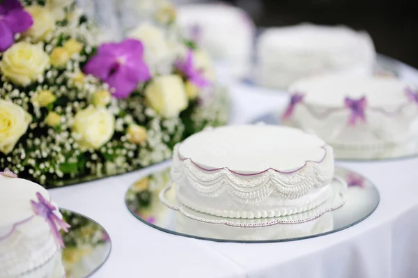Lahodné bílé svatební dort — Stock fotografie