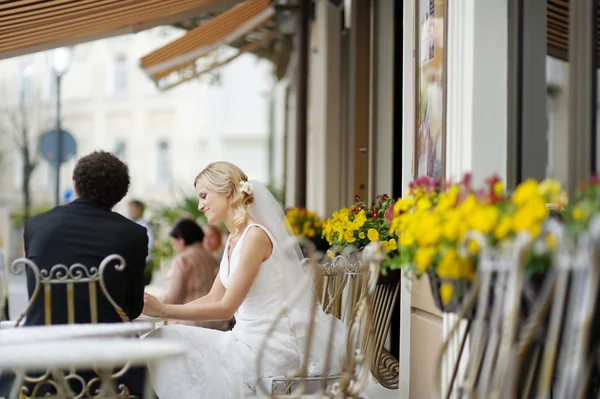 Bride and groom at outdoor cafe — Stock Photo, Image