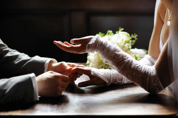 Braut und Bräutigam halten Händchen — Stockfoto