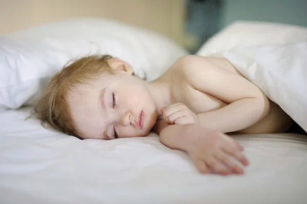 Uyuyan sevimli bebek kız — Stok fotoğraf
