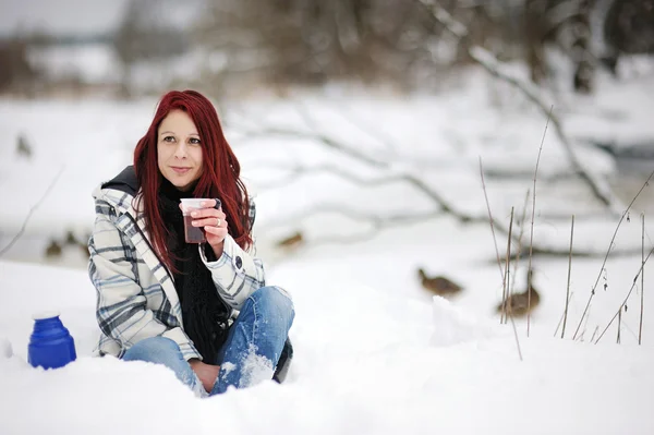 Jovem mulher tomando um chá — Fotografia de Stock