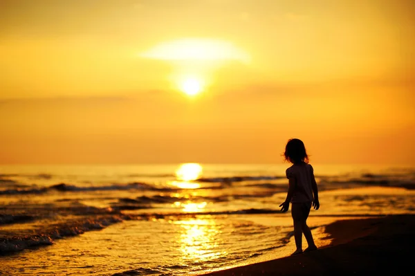 Ett barn vid havet — Stockfoto