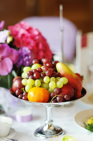 Assiette pleine de fruits frais — Photo