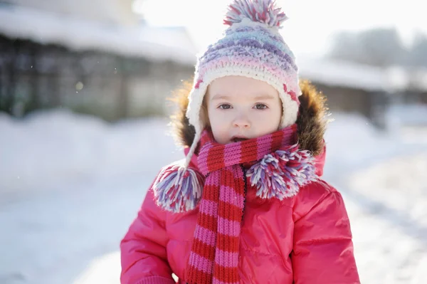 Petite fille s'amuser à l'hiver — Photo