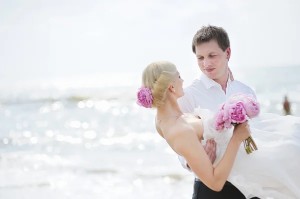 新娘和新郎在海边 — 图库照片