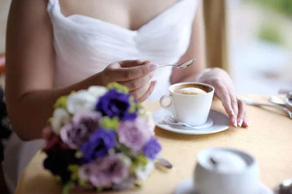 Bride enjoying a cup of coffee — Stock Photo, Image