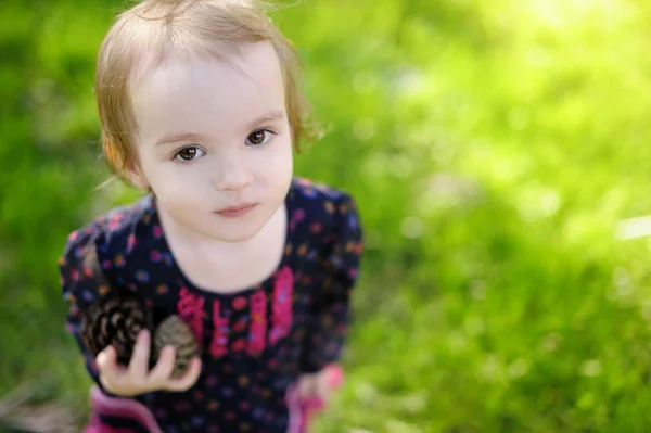 Roztomilá dívka holdin dva kužely — Stock fotografie