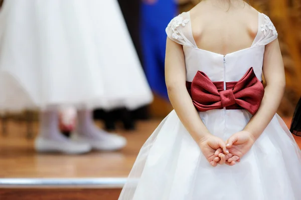 Bello fiocco sul vestito della fiore-ragazza Foto Stock