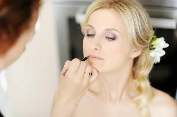 Joven hermosa novia aplicando maquillaje de boda Imagen De Stock