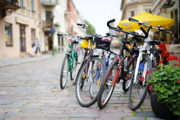 Fila de bicicletas coloridas estacionadas —  Fotos de Stock