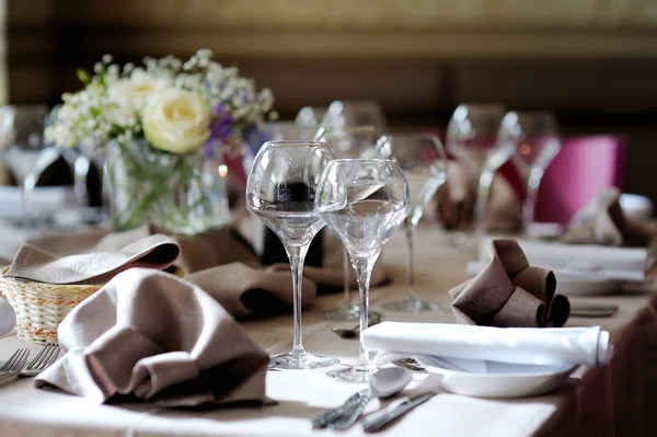 Tisch für eine Event-Party gedeckt Stockbild