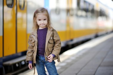 Tren Garı tren bekleyen küçük kız