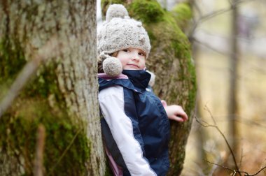 sevimli kız eğleniyor erken Bahar