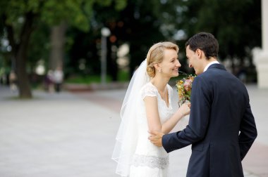 Gelin ve damat birlikte yürüme