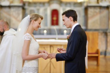 Gelin ve damat alyans taşıyor.