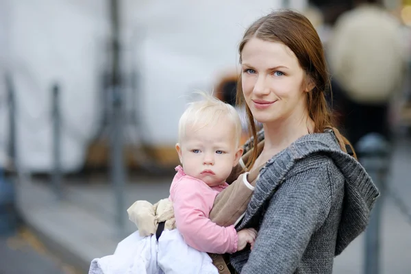 Jeune mère et son bébé fille — Photo