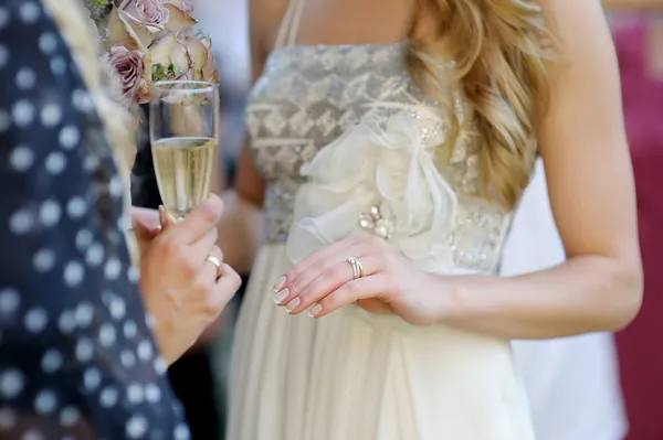 Wedding ring on bride's finger — Stock Photo, Image