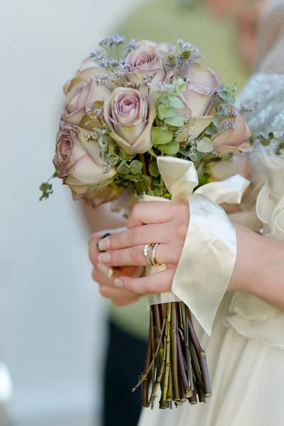 Anillo de boda en el dedo de la novia — Foto de Stock