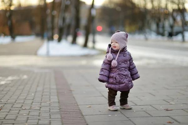 Little girl having fun at winter city — Stock Photo, Image